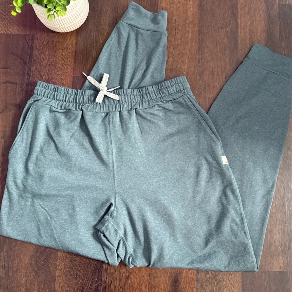 Vuori Women’s DreamKnit Performance Jogger - Picture 3 of 11